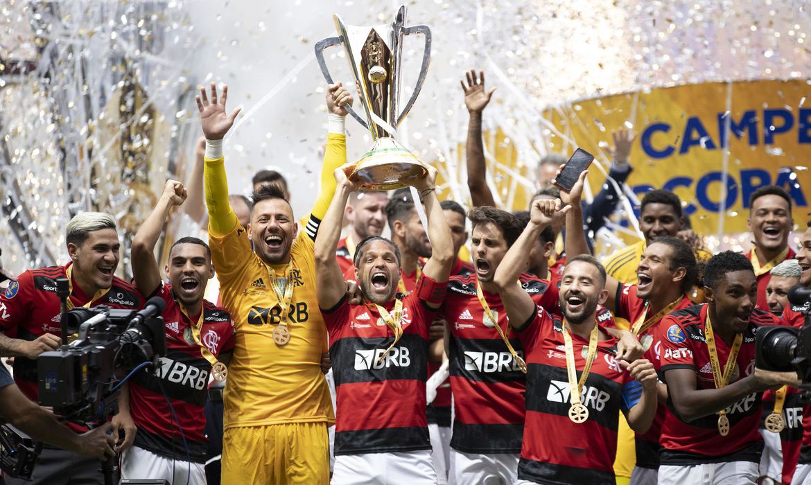Flamengo bate Palmeiras nos pênaltis e leva Supercopa do Brasil